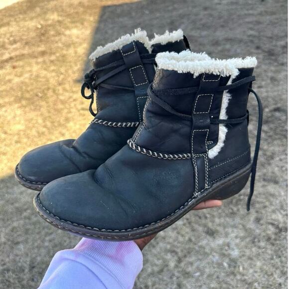 UGG Australia Cove Black‎ Fuzzy Lined Leather Ankle Boots Women’s Size 9 - Picture 8 of 15